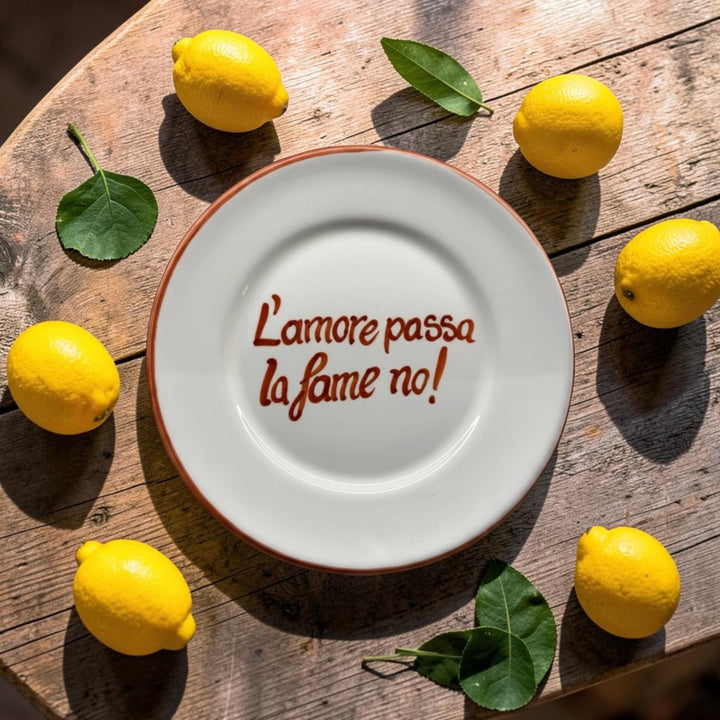 Assiette « L'amore passa, la fame no ! » – Design Monaco, fabrication artisanale Italie