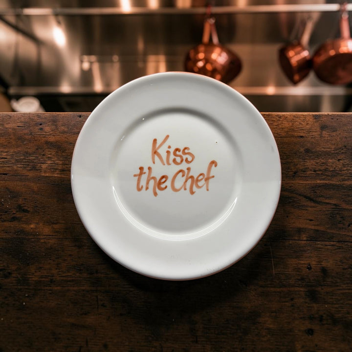 Assiette « Kiss the Chef » – Design Monaco, fabrication artisanale Italie
