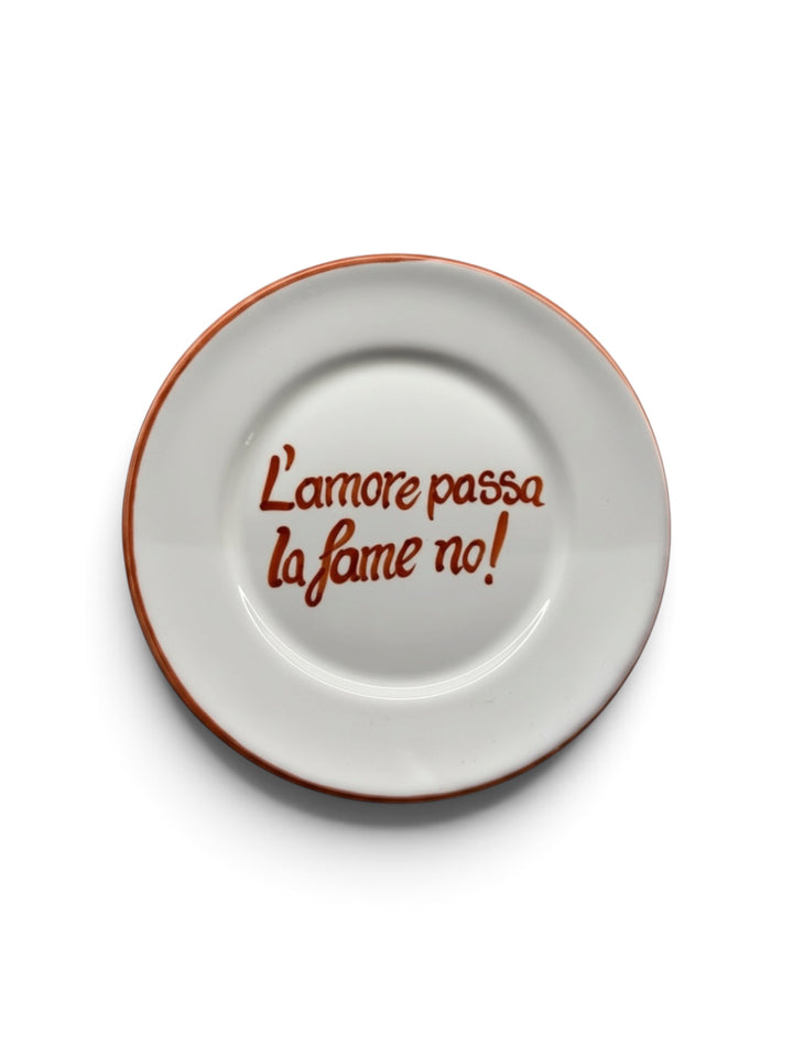 Assiette « L'amore passa, la fame no ! » – Design Monaco, fabrication artisanale Italie